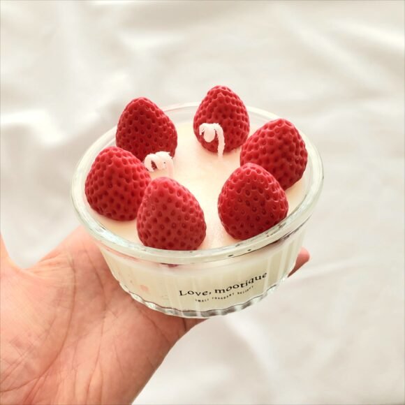 Love strawberry mousse candle